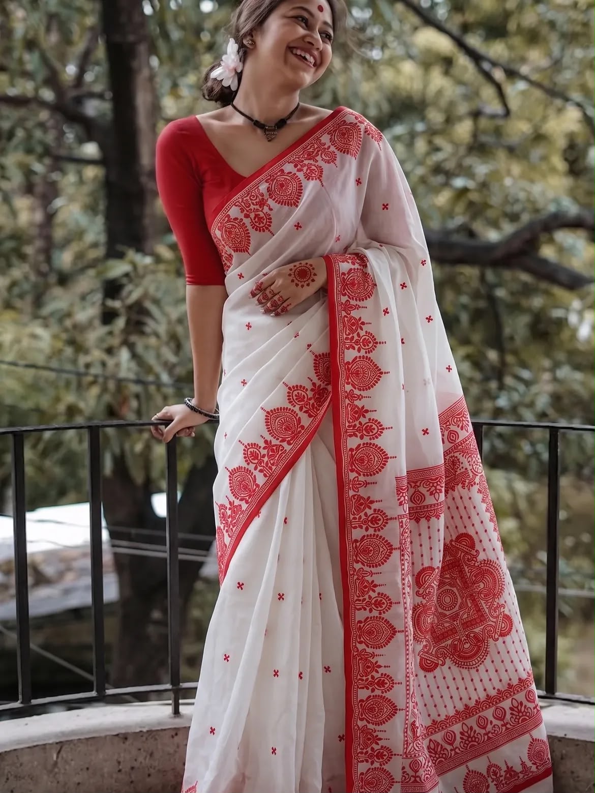 White Elegant Red & White Traditional Printed Soft Linen Saree with Blouse